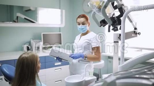 一位女性口腔医生在牙科办公室和一个病人谈话视频