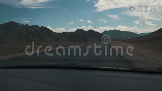 山路穿过汽车的挡风玻璃视频