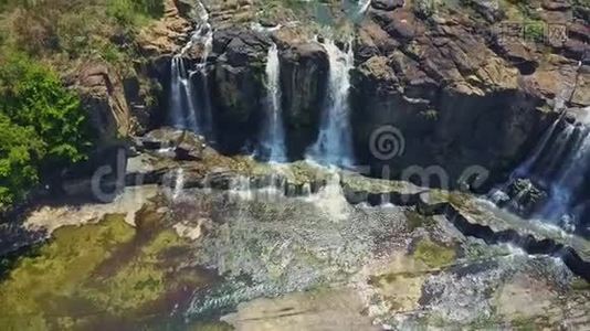Drone在越南的瀑布流上与丛林搏斗视频