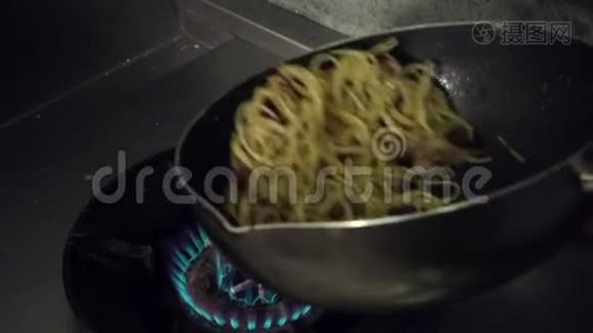 慢动作-厨师正在一家餐馆的厨房准备和烹饪意大利面食品视频