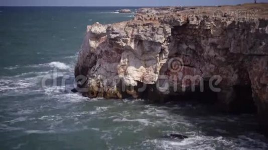 海上风暴。 大浪在石岸破，白沫在水上..视频