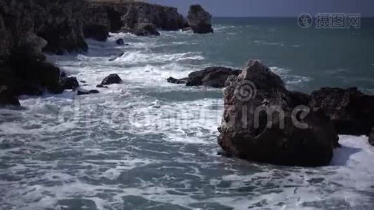 海上风暴。 大浪在石岸破，白沫在水上..视频