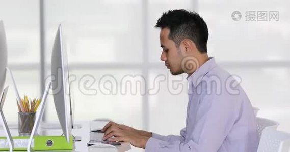 亚洲商人在电脑键盘上打字。视频