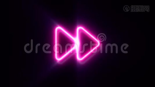 粉红色霓虹灯快速向前标志闪烁，并出现在中心视频