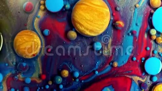 五彩斑斓的泡沫在油漆油表面移动美丽的蓝色宇宙颜色慢运动宏观视频