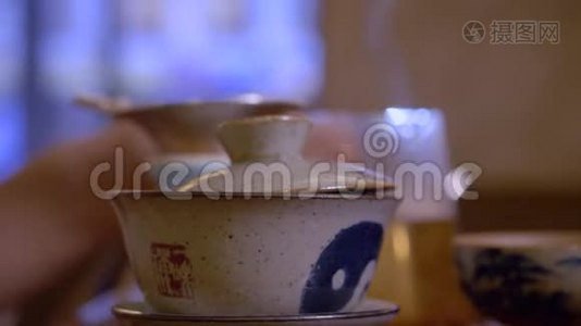 师傅用公平碗倒茶液。 中国茶道仪式视频