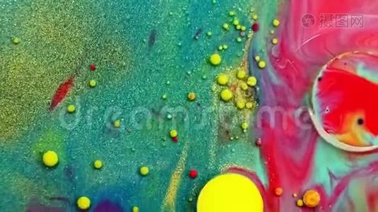 五颜六色泡泡的奇妙结构。 混沌运动。 抽象的彩色颜料。 俯视，视频