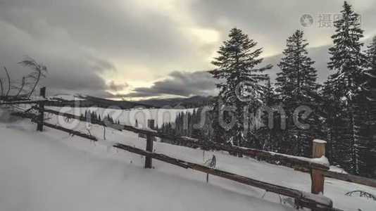 喀尔巴阡山脉乡村的美丽冬天视频