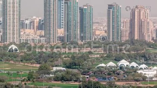 迪拜高尔夫球场，背景是空中时间推移，有一个城市景观Gereens和Tecom地区视频