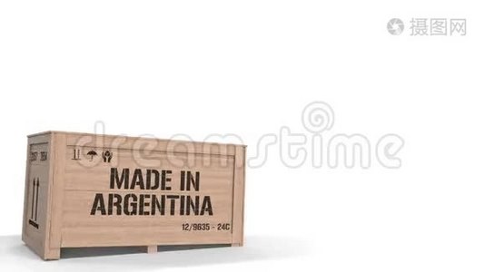 木箱与印刷的MADE在阿根廷文字在白色背景。 阿根廷工业生产相关3D视频