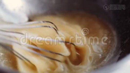 厨师用搅拌器搅拌面团的原料视频