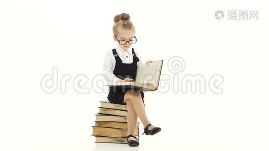 聪明的小女孩正在研究一本百科全书视频
