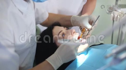 牙医和护士开始在牙科诊所治疗视频