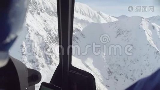 从飞越西伯利亚山脉的直升机飞行员的角度视频
