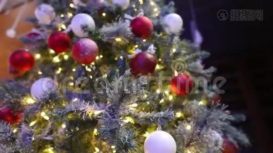 圣诞树上有装饰品，圣诞树上挂着红苹果，圣诞树上有许多装饰品视频