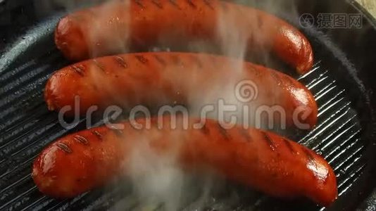 在煎锅烤架里炸香肠的镜头慢动作视频