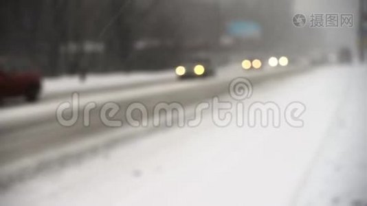 冬天白雪皑皑的街道上灯火通明的汽车视频