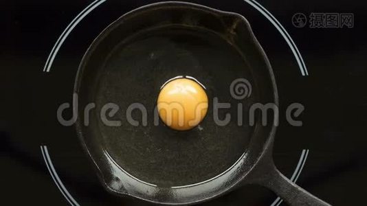 煎蛋上的生铁煎锅准备过程中的时间间隔视频