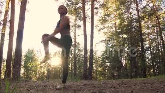 运动员准备训练。 日落时分在森林里做伸展运动的漂亮女孩视频