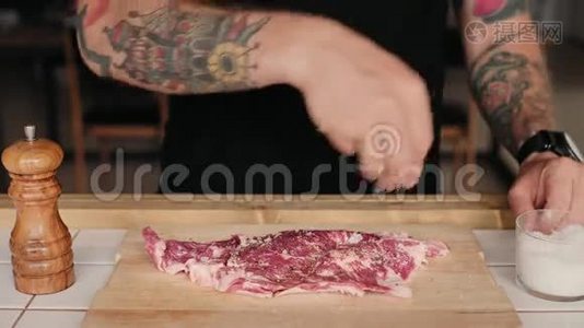 男人用香料腌制新鲜牛排视频
