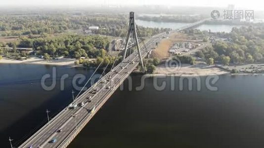 乌克兰基辅Dnieper河对面Moskovsky桥的鸟瞰图视频
