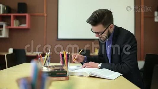 一个年轻人在学习，重写一本笔记本视频