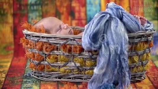 带着蓝色蝴蝶结睡在篮子里的婴儿视频