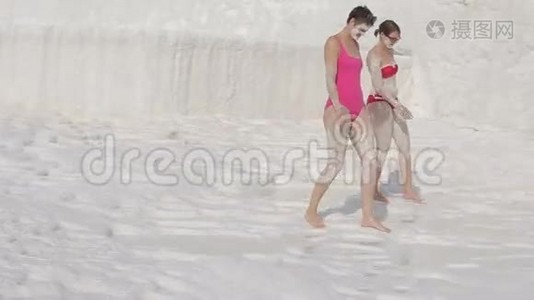 两位女游客正在接受粘土美容水疗视频