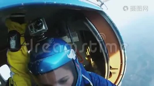 两个职业跳伞运动员一起从飞机上跳下来。 制服。视频