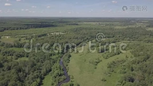 在河上飞行。 空中景观视频