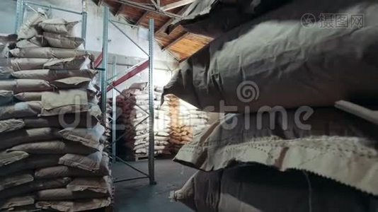在通心粉制造的大仓库里有一包意大利面视频