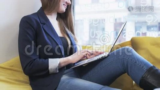 快乐的年轻女商人使用笔记本电脑视频