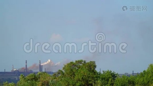 冶炼厂的烟雾对空气的污染视频