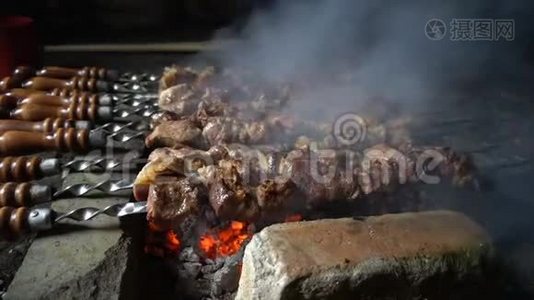 腌制的沙士利克在烧烤架上准备木炭。 东欧流行的Shashlik或Shish烤肉串视频