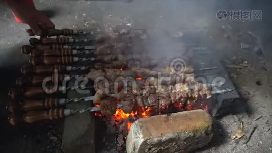 腌制的沙士利克在烧烤架上准备木炭。 东欧流行的Shashlik或Shish烤肉串视频
