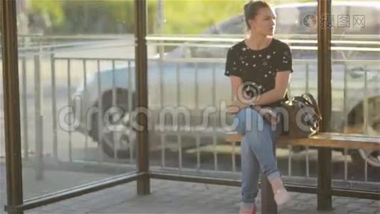 美丽的年轻女子在城市火车站等公共交通工具视频