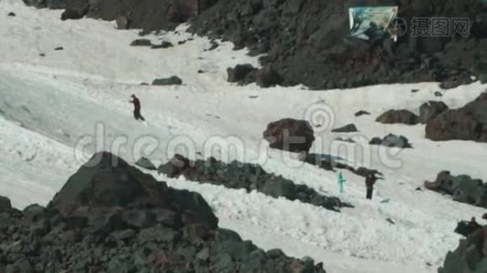 雪猫毛毛虫机与游客一起骑在山坡上视频