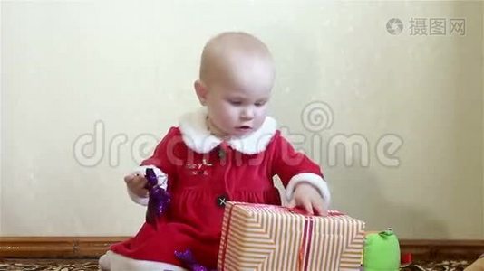 宝贝坐着拿着一个带礼物的盒子视频