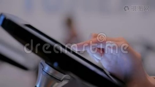 女性手使用触摸屏显示地板站立黑色平板电脑亭视频