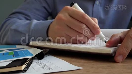 男人在办公室工作场所写在纸条上。视频