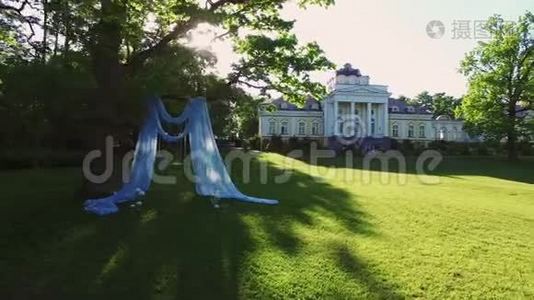 公园宫殿附近的婚礼装饰视频
