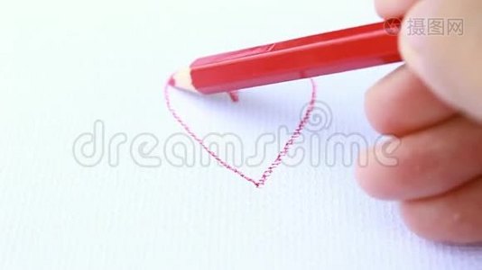 亚洲女性使用红色，在白纸背景上画出心形。视频