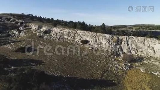 从丘陵山谷的土地全景。 中枪。 石山的俯视和蓝天的地平线。 白色天文台视频