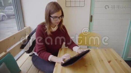 咖啡馆里带平板电脑的可爱女学生视频