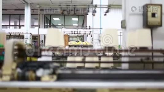 纺纱生产线纺织厂和一家旋转机械设备生产公司视频