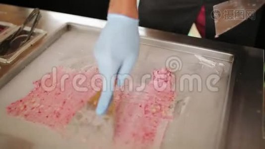 冰淇淋小贩用草莓做油炸冰淇淋视频