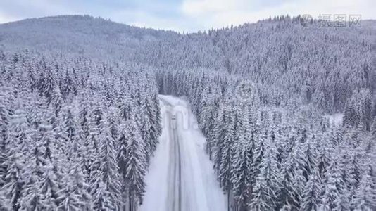 空中飞行穿越冬季森林和公路视频