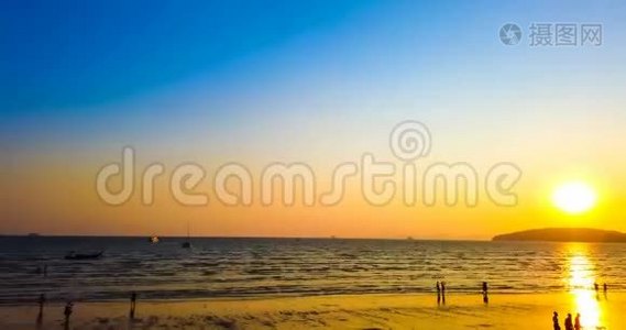 4海滩上美丽的日落时间视频