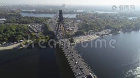 乌克兰基辅Dnieper河对面Moskovsky桥的鸟瞰图视频