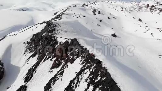 鸟瞰冬山景观.. 埃尔布鲁斯南部度假胜地积雪覆盖的岩石斜坡视频